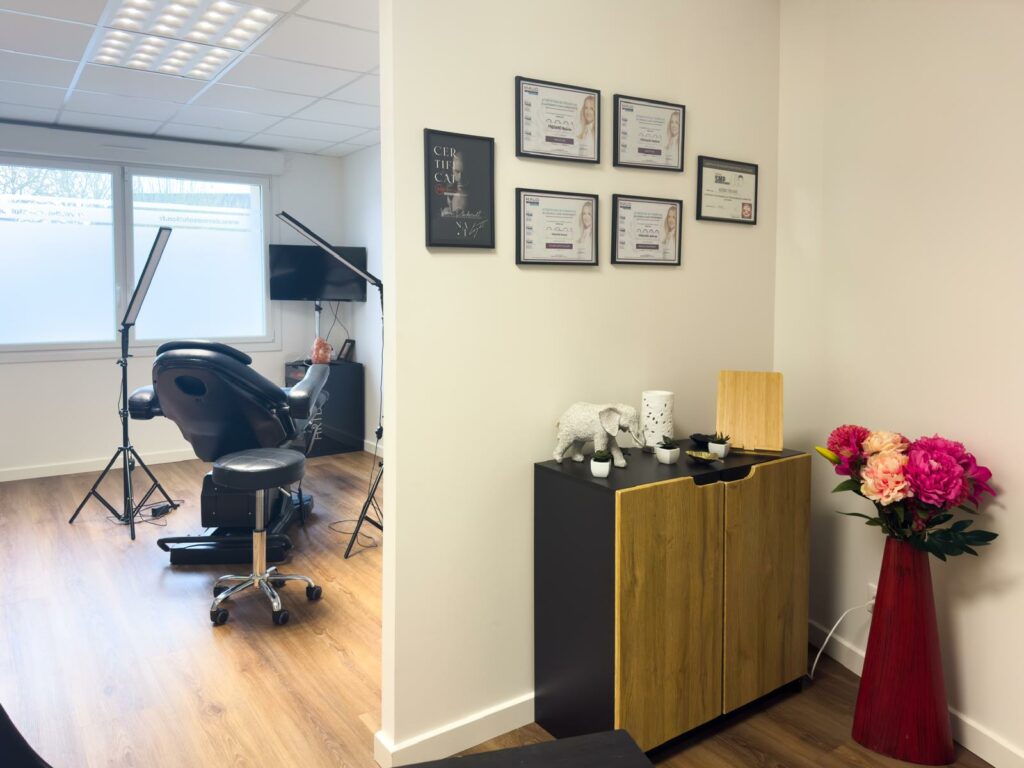 Cabinet SMP Solution et espace de soin Entrée de la salle de tricopigmentation et certificats au mur